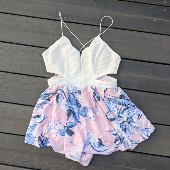 Gorgeous Cutout Floral Summer Romper - Picture 2 of 4